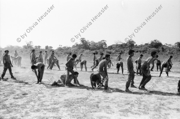 Image of sheet 19870021 photo 2: Militär Army FSLN Sandinisten Sandinist Im Militärischen Ausbildungslager in Bluefields, sandinistische Soldaten marschieren in Reih und Glied an der heissen Sonne. Bockspringen.