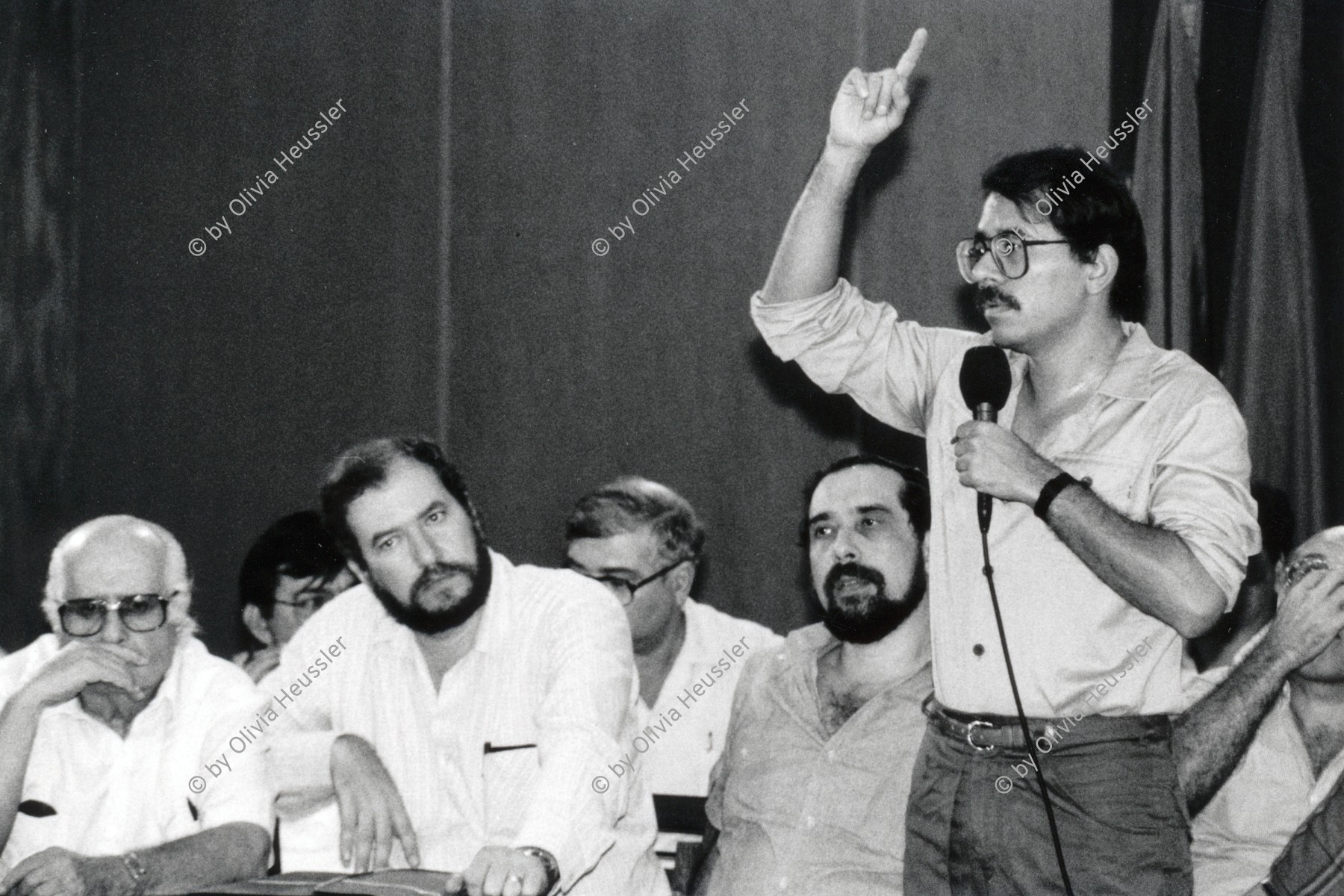 Image of sheet 19870030 photo 18: Daniel Ortega spricht an einer »Cara al Pueblo«, Managua, Nicaragua 1987. 
Veranstaltung für Kritik an der Politik der Regierung von Ortega. Vorallem in der Versorgung.