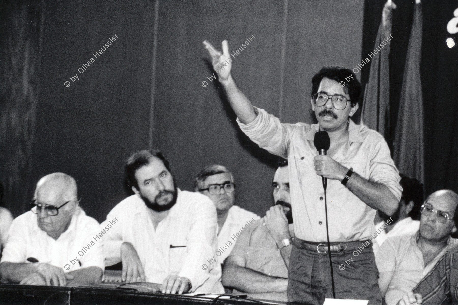 Image of sheet 19870030 photo 19: Daniel Ortega spricht an einer »Cara al Pueblo«, Managua, Nicaragua 1987. 
Veranstaltung für Kritik an der Politik der Regierung von Ortega. Vorallem in der Versorgung.