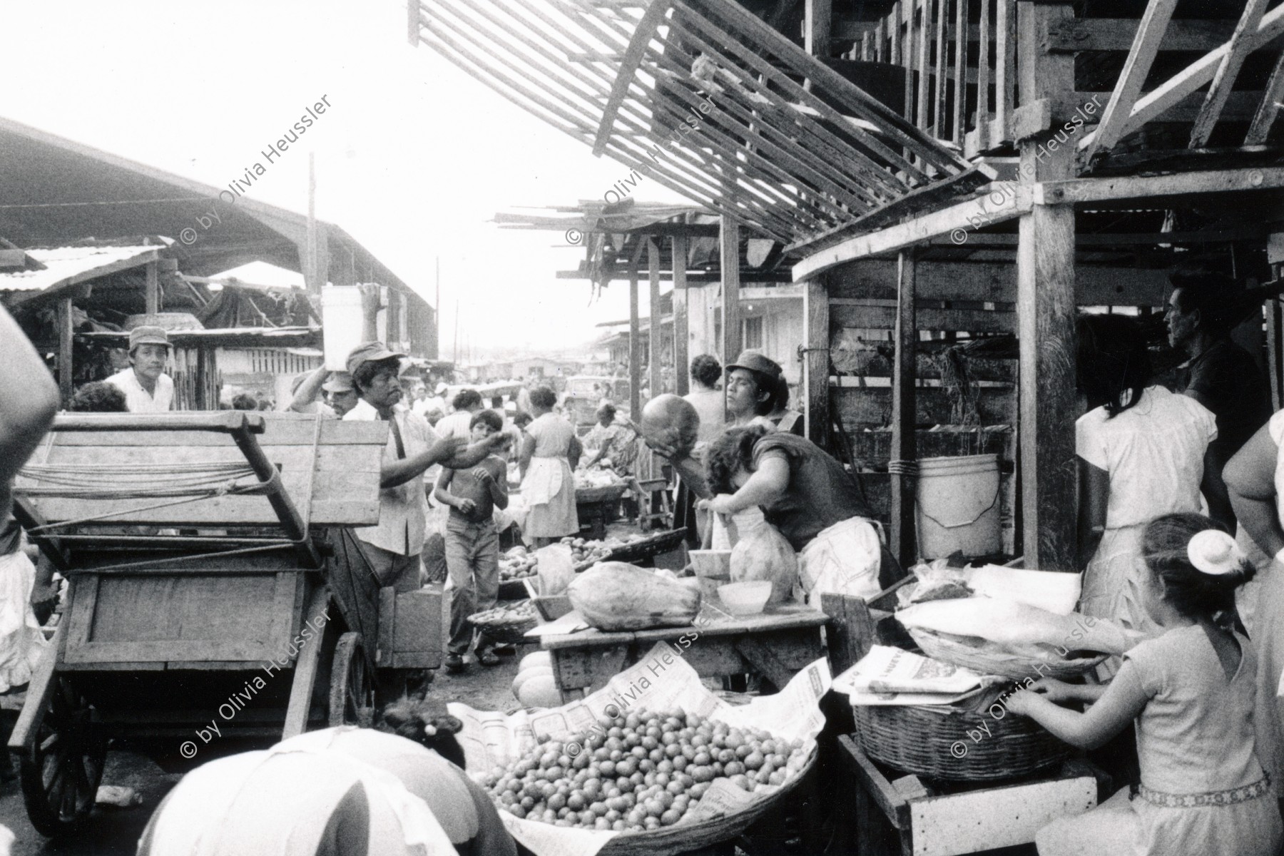 Image of sheet 19870030 photo 25: Strassenszenen Managua. Versorgung. Marktszenen Mercado Oriental. Frauen verkaufen 
und Männer Knoblauch und Kind preist Ware an. Nicaragua 1987 √