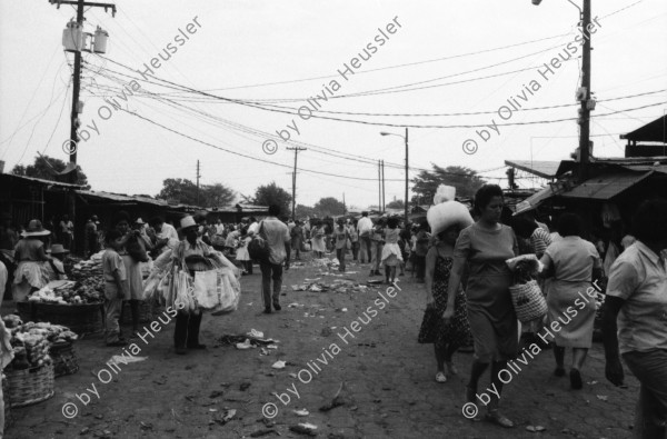 Image of sheet 19870030 photo 30: Strassenszenen mit russischem Bus in Managua. Ostblock Kleinbus. Cara al Pueblo mit Cmdte. Daniel Ortega Gewerkschaftsführer und Arbeiter in der Casa de Gobierno in Managua. Veranstaltung für Kritik an der Politik der Regierung von Ortega. Vorallem in der Versorgung. Marktszenen in Managua. Mercado Oriental. Frauen verkaufen  und Männer Knoblauch und Kind preisst Ware an. Nicaragua 1987