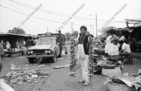 Image of sheet 19870030 photo 31: Strassenszenen mit russischem Bus in Managua. Ostblock Kleinbus. Cara al Pueblo mit Cmdte. Daniel Ortega Gewerkschaftsführer und Arbeiter in der Casa de Gobierno in Managua. Veranstaltung für Kritik an der Politik der Regierung von Ortega. Vorallem in der Versorgung. Marktszenen in Managua. Mercado Oriental. Frauen verkaufen  und Männer Knoblauch und Kind preisst Ware an. Nicaragua 1987