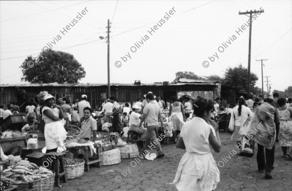 Image of sheet 19870030 photo 33: Strassenszenen mit russischem Bus in Managua. Ostblock Kleinbus. Cara al Pueblo mit Cmdte. Daniel Ortega Gewerkschaftsführer und Arbeiter in der Casa de Gobierno in Managua. Veranstaltung für Kritik an der Politik der Regierung von Ortega. Vorallem in der Versorgung. Marktszenen in Managua. Mercado Oriental. Frauen verkaufen  und Männer Knoblauch und Kind preisst Ware an. Nicaragua 1987