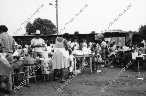 Image of sheet 19870030 photo 34: Strassenszenen mit russischem Bus in Managua. Ostblock Kleinbus. Cara al Pueblo mit Cmdte. Daniel Ortega Gewerkschaftsführer und Arbeiter in der Casa de Gobierno in Managua. Veranstaltung für Kritik an der Politik der Regierung von Ortega. Vorallem in der Versorgung. Marktszenen in Managua. Mercado Oriental. Frauen verkaufen  und Männer Knoblauch und Kind preisst Ware an. Nicaragua 1987