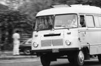 Image of sheet 19870030 photo 7: Strassenszenen mit russischem Bus in Managua. Ostblock Kleinbus. Cara al Pueblo mit Cmdte. Daniel Ortega Gewerkschaftsführer und Arbeiter in der Casa de Gobierno in Managua. Veranstaltung für Kritik an der Politik der Regierung von Ortega. Vorallem in der Versorgung. Marktszenen in Managua. Mercado Oriental. Frauen verkaufen  und Männer Knoblauch und Kind preisst Ware an. Nicaragua 1987
