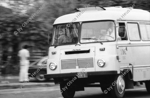 Image of sheet 19870030 photo 7: Strassenszenen mit russischem Bus in Managua. Ostblock Kleinbus. Cara al Pueblo mit Cmdte. Daniel Ortega Gewerkschaftsführer und Arbeiter in der Casa de Gobierno in Managua. Veranstaltung für Kritik an der Politik der Regierung von Ortega. Vorallem in der Versorgung. Marktszenen in Managua. Mercado Oriental. Frauen verkaufen  und Männer Knoblauch und Kind preisst Ware an. Nicaragua 1987