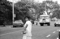 Image of sheet 19870030 photo 8: Strassenszenen mit russischem Bus in Managua. Ostblock Kleinbus. Cara al Pueblo mit Cmdte. Daniel Ortega Gewerkschaftsführer und Arbeiter in der Casa de Gobierno in Managua. Veranstaltung für Kritik an der Politik der Regierung von Ortega. Vorallem in der Versorgung. Marktszenen in Managua. Mercado Oriental. Frauen verkaufen  und Männer Knoblauch und Kind preisst Ware an. Nicaragua 1987