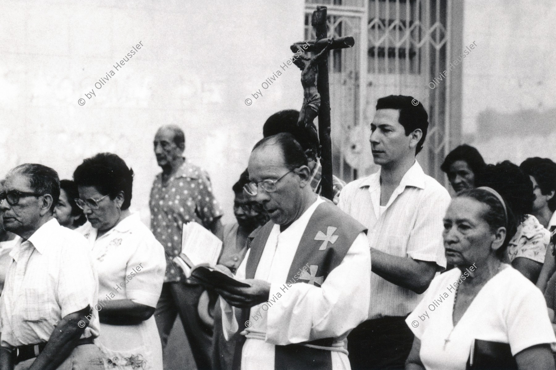 Image of sheet 19870040 photo 18: Geistlicher Pfarrer an Osterprozession in Leon. Nicaragua 1987
√ Religion Prozession Easter Procesion