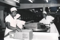 Image of sheet 19870040 photo 3: Arbeiterinnen in der chemischen Fabrik «Solka» Managua Nicaragua 1987 
(Farbe Dias für SI) 
√ Chemie factory chimic