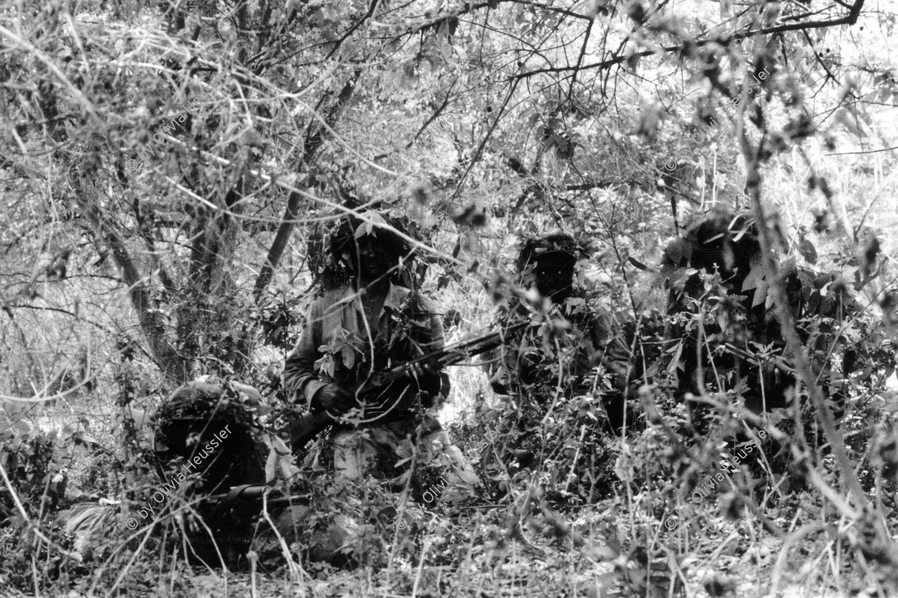 Image of sheet 19870050 photo 22: Ejército Pobular Sandinista EPS Sandinisten Army Military Miltär macht Manöver in der Nähe des Vulkan Telica in Chinandega. Es ist heiss und staubig. Die Soldaten tarnen sich mit Blätter und Aesten eines Baum und Infanterie Soldat sitzt sitzt neben dem Baum. Getarnter Armee Soldier Army Military Soldat alleine. Für SI mit Hanspeter Bürgin. Nicaragua 1987 tarnung
√ soldier troops army military eps sandinist central america war training camouflage