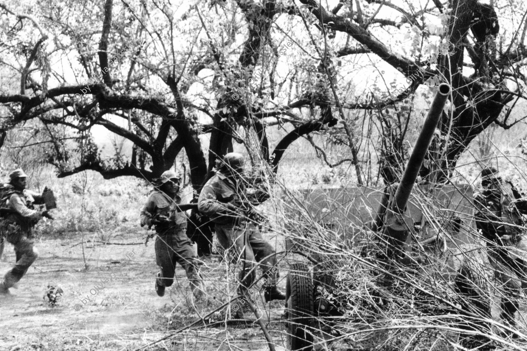 Image of sheet 19870050 photo 30: Ejército Pobular Sandinista EPS Sandinisten Army Military Miltär macht Manöver in der Nähe des Vulkan Telica in Chinandega. Die Soldaten tarnen sich mit Blätter und Aesten eines Baum und Infanterie. Getarnte Armee Soldier Army Military Soldat Nicaragua 1987 tarnung
√ soldier troops army military eps sandinist central america war training camouflage anti tank cannon system soviet mobile