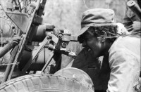 Image of sheet 19870050 photo 35: Ejercito Pobular Sandinista EPS  Sandinisten Army Military Miltär macht Manöver in der Nähe des Vulkan Telica in Chinandega. Es ist heiss und staubig. Essen Bohnen und reis auf einem Tablett. Die Soldaten tarnen sich mit Blätter und Aesten Artillerie und Infanterie Soldat sitzt an Maschienengwehr die Patronen liegen im Sand.Ein kleines Kücken sitzt neben dem Baum. Getarnter Soldat alleine. Für SI mit Hanspeter Bürgin. Ejército Pobular Sandinista EPS Sandinisten Army Military Miltär macht Manöver in der Nähe des Vulkan Telica in Chinandega. Die Soldaten tarnen sich mit Blätter und Aesten eines Baum und Infanterie. Getarnte Armee Soldier Army Military Soldat Nicaragua 1987 tarnung
√ soldier troops army military eps sandinist central america war training camouflage anti tank cannon system soviet mobile Nicaragua 1987
