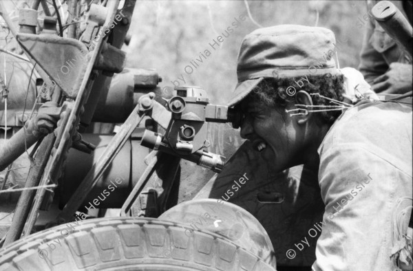 Image of sheet 19870050 photo 35: Ejercito Pobular Sandinista EPS  Sandinisten Army Military Miltär macht Manöver in der Nähe des Vulkan Telica in Chinandega. Es ist heiss und staubig. Essen Bohnen und reis auf einem Tablett. Die Soldaten tarnen sich mit Blätter und Aesten Artillerie und Infanterie Soldat sitzt an Maschienengwehr die Patronen liegen im Sand.Ein kleines Kücken sitzt neben dem Baum. Getarnter Soldat alleine. Für SI mit Hanspeter Bürgin. Ejército Pobular Sandinista EPS Sandinisten Army Military Miltär macht Manöver in der Nähe des Vulkan Telica in Chinandega. Die Soldaten tarnen sich mit Blätter und Aesten eines Baum und Infanterie. Getarnte Armee Soldier Army Military Soldat Nicaragua 1987 tarnung
√ soldier troops army military eps sandinist central america war training camouflage anti tank cannon system soviet mobile Nicaragua 1987