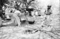 Image of sheet 19870050 photo 37: Ejercito Pobular Sandinista EPS  Sandinisten Army Military Miltär macht Manöver in der Nähe des Vulkan Telica in Chinandega. Es ist heiss und staubig. Essen Bohnen und reis auf einem Tablett. Die Soldaten tarnen sich mit Blätter und Aesten Artillerie und Infanterie Soldat sitzt an Maschienengwehr die Patronen liegen im Sand.Ein kleines Kücken sitzt neben dem Baum. Getarnter Soldat alleine. Für SI mit Hanspeter Bürgin. Ejército Pobular Sandinista EPS Sandinisten Army Military Miltär macht Manöver in der Nähe des Vulkan Telica in Chinandega. Die Soldaten tarnen sich mit Blätter und Aesten eines Baum und Infanterie. Getarnte Armee Soldier Army Military Soldat Nicaragua 1987 tarnung
√ soldier troops army military eps sandinist central america war training camouflage anti tank cannon system soviet mobile Nicaragua 1987