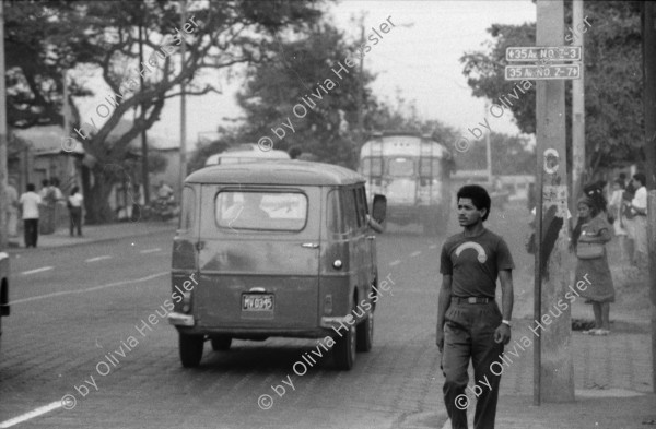 Image of sheet 19870060 photo 6: José Quinonez steht nackt mit Turban im Zimmer in Barrio Altagracia de donde fue la Racachaca una cuadra arriba media al norte. Managua Nicaragua Olivia und der nicaraguanische Fotograf Oscar Cantarero er hält an der Vernissage die Eröffnungsrede in der Ausstellung der Galeria Fernando Gordillo. ASTC in Managua  Traute Boie. Olivia und Soldat X.
 Manuel Romero mit seinem Bild 'We are the World' in einem zerschlagenen Glasrahmen. (Farbe).