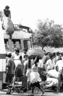 Image of sheet 19870061 photo 4: Bushaltestelle am Mercado R. Huembes Markt
Frau mit gefülltem Korb auf dem Kopf und Menschen schleppen und bepacken die Busse. Leute warten auf Bus Managua Nicaragua 1987 √
Autobus