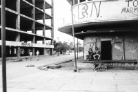 Image of sheet 19870062 photo 21: Immer noch leben Menschen in den Ruinen Managuas.
Banco de America. Bankgebäude Altstadt von Managua. FSLN Frente Sandinista de Libéracion Nacional Lettern am Haus Wandmalerei. Sichel und Hammer Graffiti Managua Nicaragua 1987 √ Ruinas Ruins Ruinen erdbeben earth quake sickle and hammer
