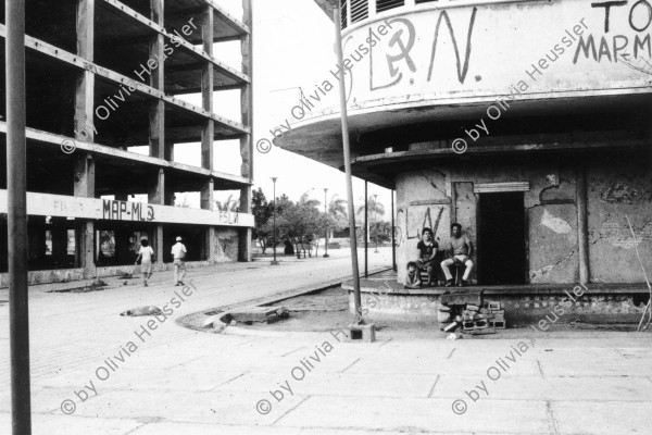 Image of sheet 19870062 photo 21: Immer noch leben Menschen in den Ruinen Managuas.
Banco de America. Bankgebäude Altstadt von Managua. FSLN Frente Sandinista de Libéracion Nacional Lettern am Haus Wandmalerei. Sichel und Hammer Graffiti Managua Nicaragua 1987 √ Ruinas Ruins Ruinen erdbeben earth quake sickle and hammer