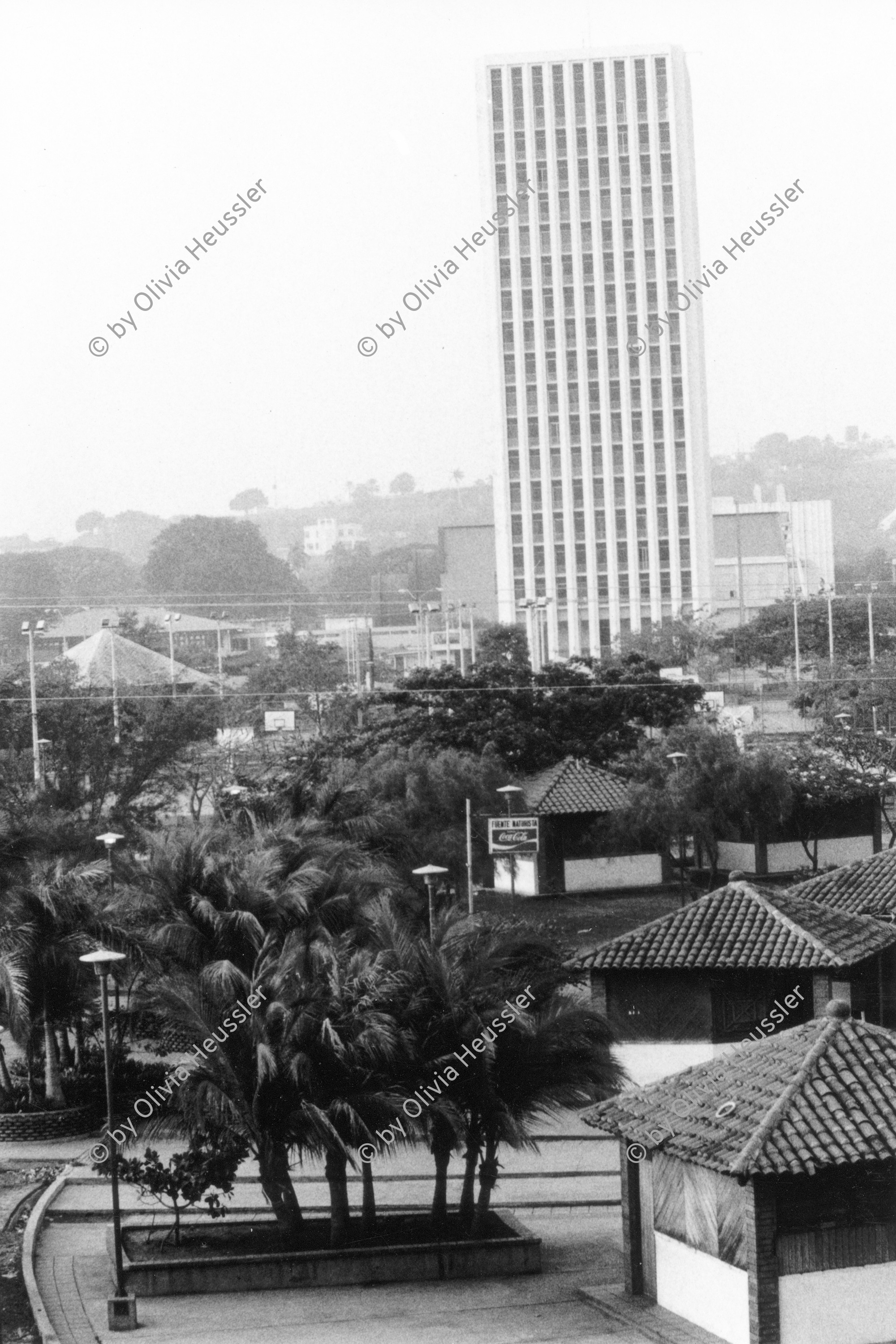 Image of sheet 19870062 photo 26: Banco de America. Bankgebäude Altstadt von Managua Nicaragua 1987 downtown Bank of
© 1987, OLIVIA HEUSSLER / www.clic.li