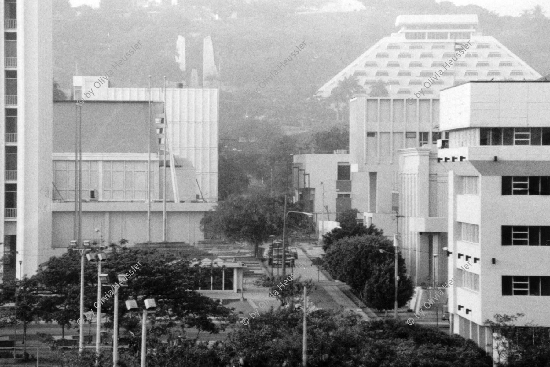 Image of sheet 19870062 photo 34: Banco de America. Bankgebäude Altstadt von Managua. Hotel Intercontinental im Hintergrund 
Old bank building in Managua. Intercontinental Hotel in the background on the right
Managua Nicaragua 1987 √
© 1987, OLIVIA HEUSSLER / www.clic.li