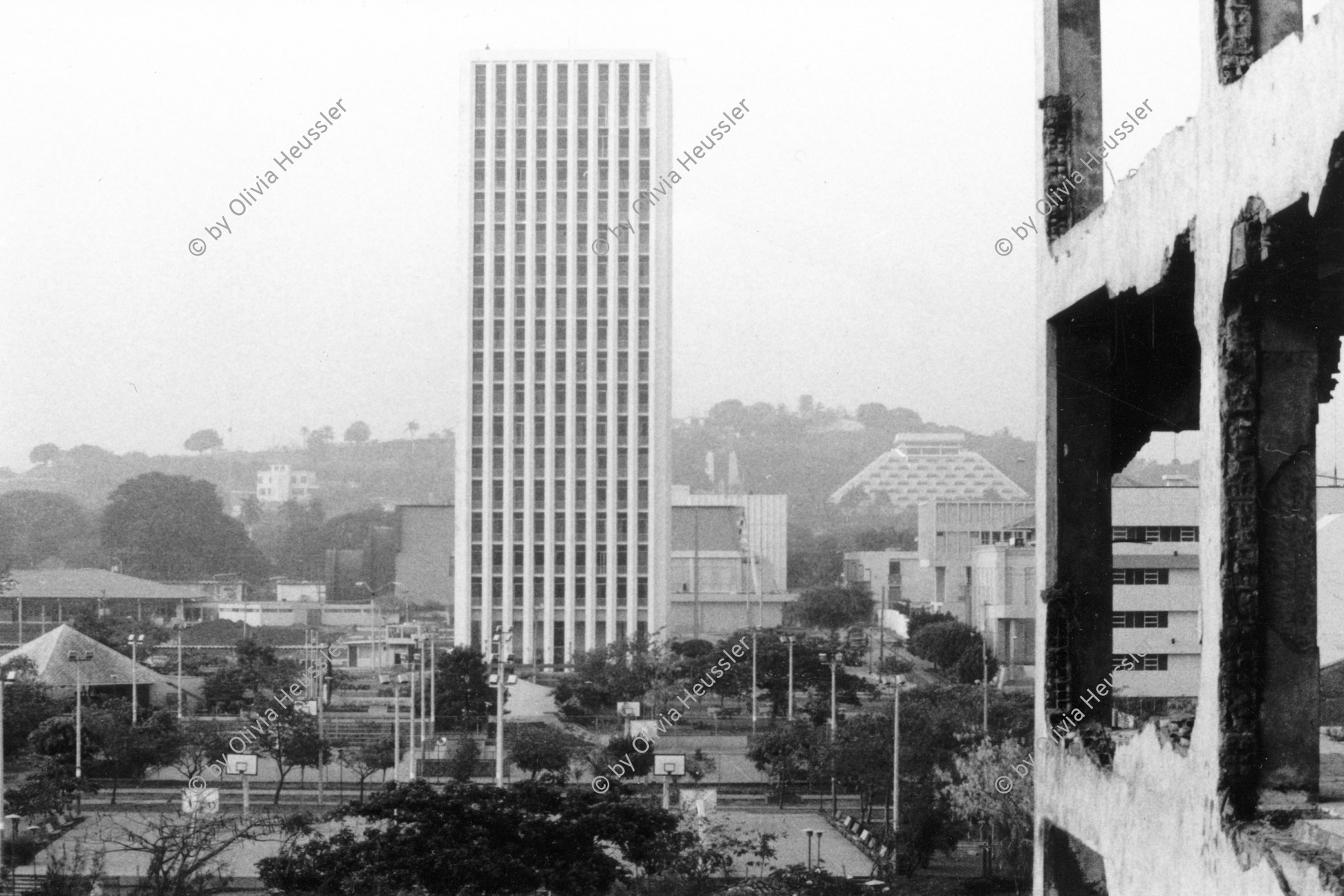 Image of sheet 19870062 photo 36: Banco de America. Bankgebäude Altstadt von Managua. Hotel Intercontinental im Hintergrund
Old bank building in Managua. Intercontinental Hotel in the background on the right
Managua Nicaragua 1987 √ ruinas ruins 
© 1987, OLIVIA HEUSSLER / www.clic.li