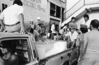 Image of sheet 19870070 photo 0: Vor der Eisfabrik in Managua. Meine Nachbarin. Erismannhof Sonnenbad im Hof. Portrait Nationalrat Prof.  Franz Jäger Landesring der Unabhängigen LDU. Professor an der HSG Wirtschafts Hochschule St. Gallen , Präsident des LDU. Zu Hause in St. Georgien St. Gallen Biotop .(SI) Schweiz Politik Politics Portrait Nicaragua 1987
political party partei