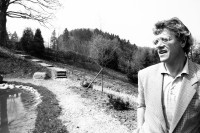 Image of sheet 19870070 photo 36: Portrait Nationalrat Prof. Franz Jäger Landesring der Unabhängigen LDU. Professor an der HSG Wirtschafts Hochschule St. Gallen , Präsident des LDU. Zu Hause in St. Georgien St. Gallen Biotop . (SI) Schweiz Politik Politics Portrait 1987
political party partei swiss canciller national chancellor privat house home privacy switzerland  √