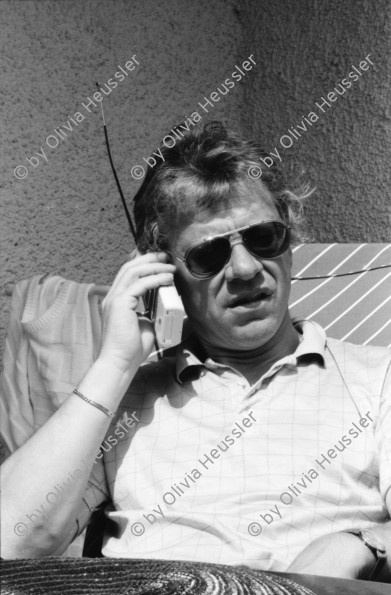 Image of sheet 19870080 photo 5: Frtsg. 870070 Portrait Franz Jäger .mit drahtlosem Telefon. Erismannhof Bäume mit Blüten. Hof. Wäsche. Sonnenbad.
Portrait Nationalrat Prof. Franz Jäger Landesring der Unabhängigen LDU. Professor an der HSG Wirtschafts Hochschule St. Gallen , Präsident des LDU. Zu Hause in St. Georgien St. Gallen Biotop . (SI) Schweiz Politik Politics Portrait 1987 politics Switzerland swiss
political party partei swiss canciller national chancellor privat house home privacy