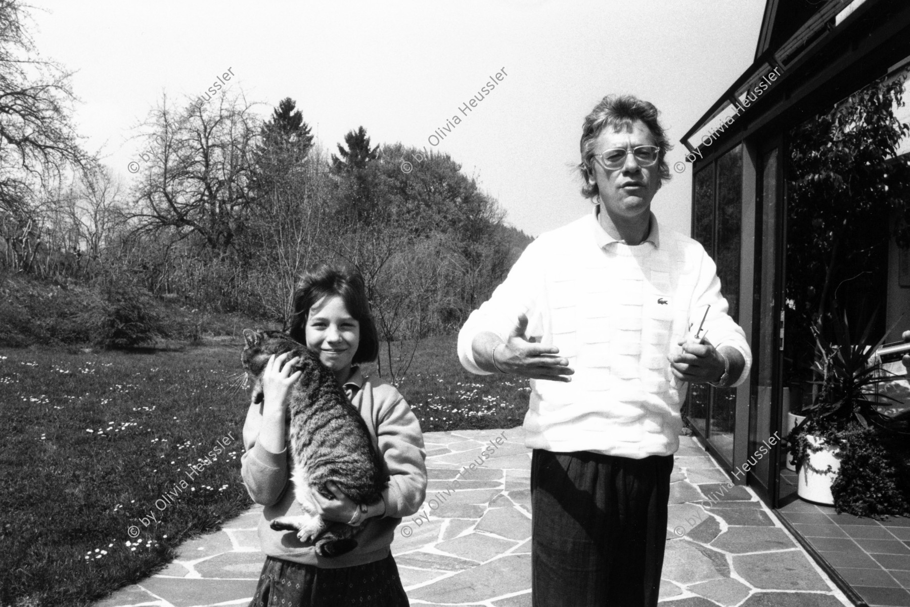 Image of sheet 19870100 photo 23: frtsg. 870100 NR LDU Franz Jäger mit Familie.
frtsg. 870080 Portrait Franz Jäger bei sich zu Hause.
Frtsg. 870070 Franz Jäger mit drahtlosem Telefon. Schweiz Switzerland politics swiss politician politik politiker nationalrat LDU 1987 √ Nationalrat Prof. Franz Jäger Landesring der Unabhängigen LDU. Professor an der HSG Wirtschafts Hochschule St. Gallen , Präsident des LDU. Zu Hause in St. Georgien St. Gallen Biotop . (SI) Schweiz Politik Politics Switzerland swiss Parlamentsvertreter Member of the parliament
political party partei swiss canciller national privat house home privacy 
with daughter and cat animal