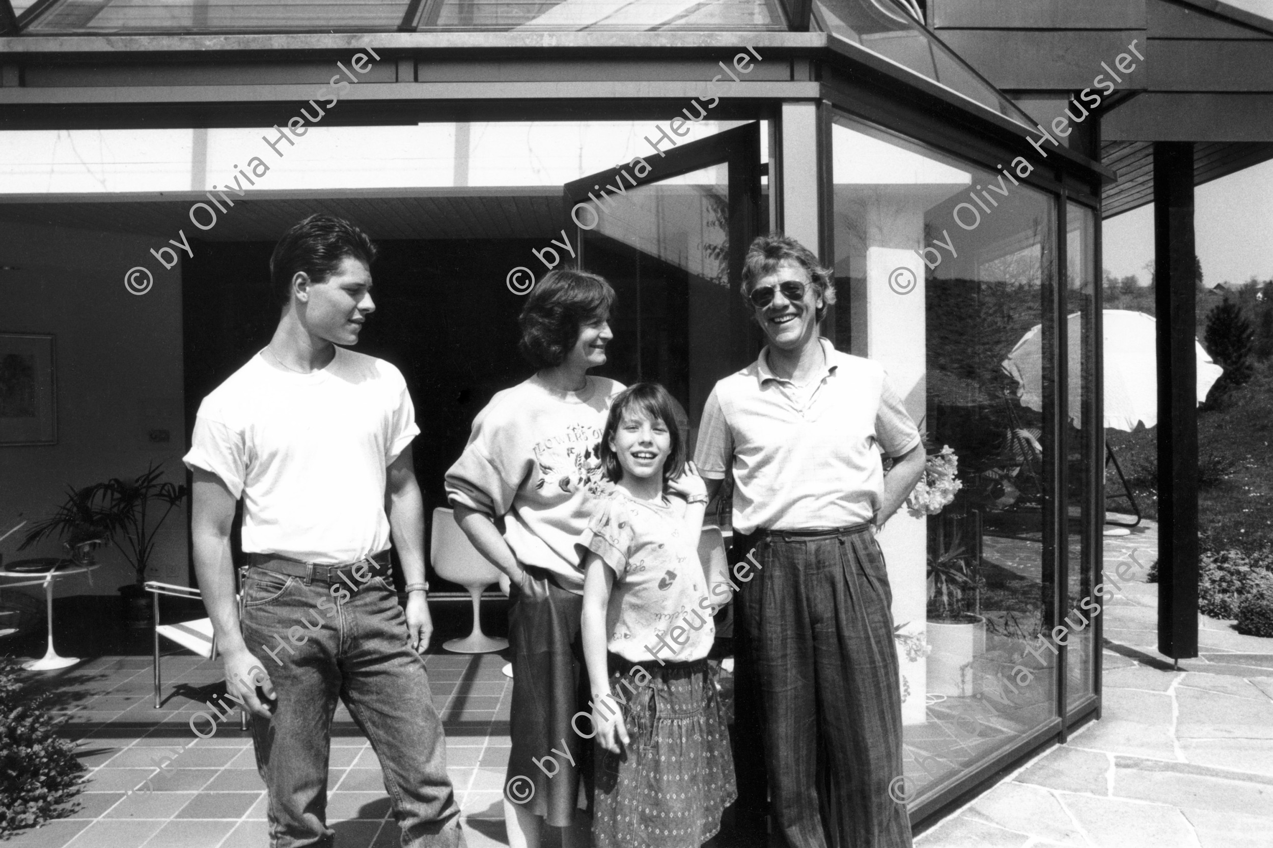 Image of sheet 19870110 photo 8: frtsg. 870100 NR LDU Landesring der Unabhängigen Nationalrat Prof. Franz Jäger mit Familie zu Hause und in der HSG Hochschule für Wirtschaft in St. Gallen mit seinen Studenten.

frtsg. 870080 Portrait Franz Jäger bei sich zu Hause.
Frtsg. 870070 Franz Jäger mit drahtlosem Telefon. Schweiz Switzerland politics swiss politician politik politiker nationalrat LDU 1987  Nationalrat Prof. Franz Jäger Landesring der Unabhängigen LDU. Professor an der HSG Wirtschafts Hochschule St. Gallen , Präsident des LDU. Zu Hause in St. Georgien St. Gallen Biotop . (SI) Schweiz Politik Politics Switzerland swiss Parlamentsvertreter Member of the parliament
political party partei swiss canciller national chancellor privat house home privacy family familie