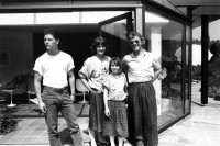 Image of sheet 19870110 photo 9: frtsg. 870100 NR LDU Landesring der Unabhängigen Nationalrat Prof. Franz Jäger mit Familie zu Hause und in der HSG Hochschule für Wirtschaft in St. Gallen mit seinen Studenten.

frtsg. 870080 Portrait Franz Jäger bei sich zu Hause.
Frtsg. 870070 Franz Jäger mit drahtlosem Telefon. Schweiz Switzerland politics swiss politician politik politiker nationalrat LDU 1987  Nationalrat Prof. Franz Jäger Landesring der Unabhängigen LDU. Professor an der HSG Wirtschafts Hochschule St. Gallen , Präsident des LDU. Zu Hause in St. Georgien St. Gallen Biotop . (SI) Schweiz Politik Politics Switzerland swiss Parlamentsvertreter Member of the parliament
political party partei swiss canciller national chancellor privat house home privacy