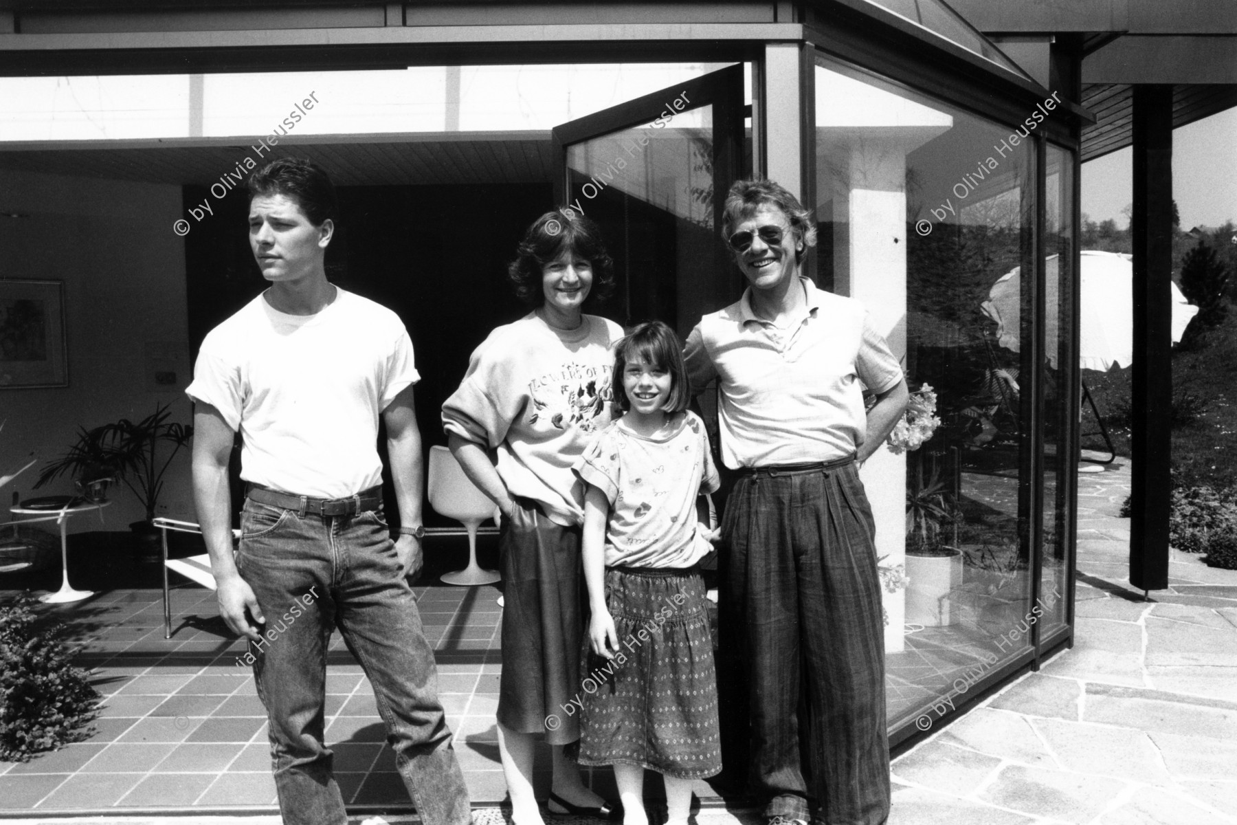 Image of sheet 19870110 photo 9: frtsg. 870100 NR LDU Landesring der Unabhängigen Nationalrat Prof. Franz Jäger mit Familie zu Hause und in der HSG Hochschule für Wirtschaft in St. Gallen mit seinen Studenten.

frtsg. 870080 Portrait Franz Jäger bei sich zu Hause.
Frtsg. 870070 Franz Jäger mit drahtlosem Telefon. Schweiz Switzerland politics swiss politician politik politiker nationalrat LDU 1987  Nationalrat Prof. Franz Jäger Landesring der Unabhängigen LDU. Professor an der HSG Wirtschafts Hochschule St. Gallen , Präsident des LDU. Zu Hause in St. Georgien St. Gallen Biotop . (SI) Schweiz Politik Politics Switzerland swiss Parlamentsvertreter Member of the parliament
political party partei swiss canciller national chancellor privat house home privacy