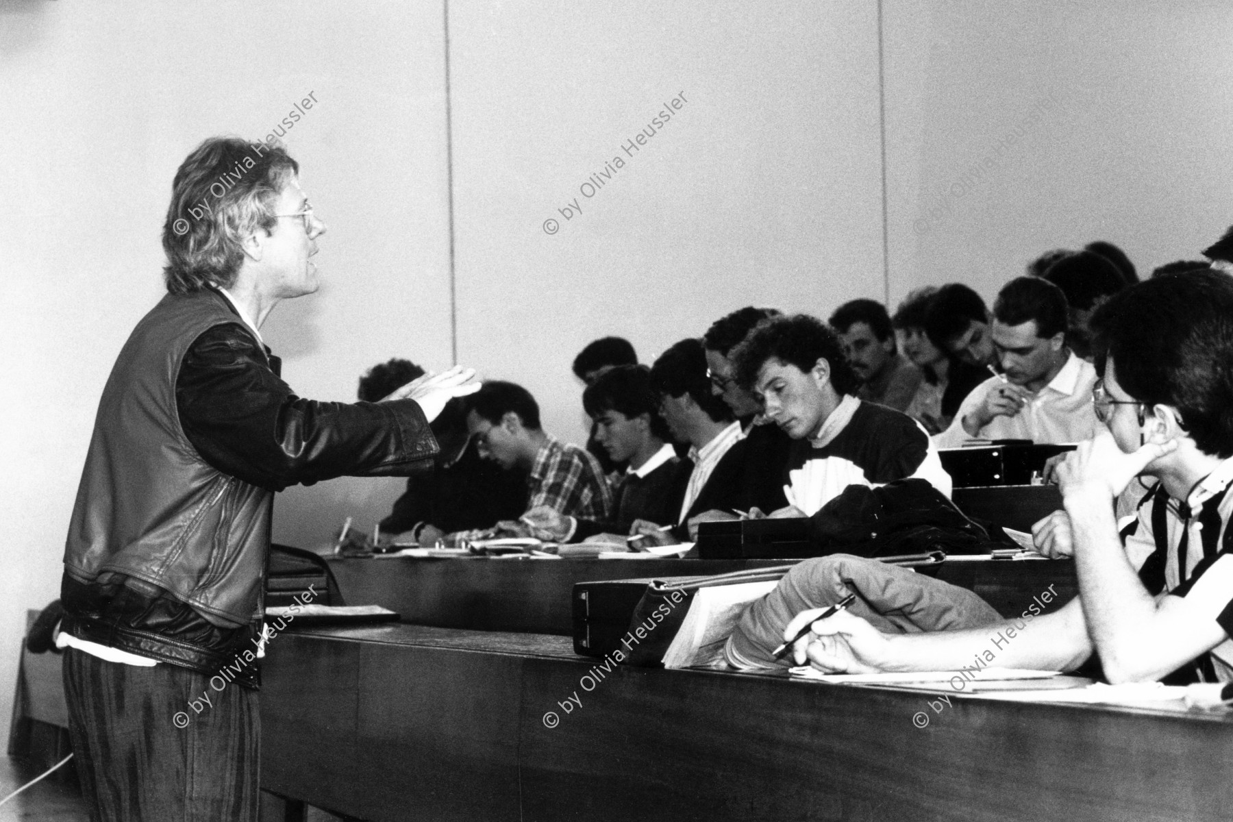 Image of sheet 19870120 photo 15: frtsg. 870130 NR LDU Prof. Franz Jäger in HSG St. Gallen mit Studenten.
frtsg. 870080 Portrait Franz Jäger bei sich zu Hause.
Frtsg. 870070 Franz Jäger mit drahtlosem Telefon. Schweiz Switzerland politics swiss politician politik politiker nationalrat LDU 1987 √ Nationalrat Prof. Franz Jäger Landesring der Unabhängigen LDU. Professor an der HSG Wirtschafts Hochschule St. Gallen , Präsident des LDU. Zu Hause in St. Georgien St. Gallen Biotop . (SI) Schweiz Politik Politics Switzerland swiss Parlamentsvertreter Member of the parliament
political party partei swiss canciller national chancellor privat house home privacy