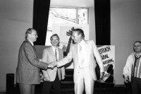 Image of sheet 19870150 photo 24: frtsg. 870140 Portrait Franz Jäger SI Plakat mit Duttweiler Gottlieb Gründer der LDU Landesring der Unabhängigen und Migrosgenossenschafts Bund MGB auf Plakat Frauenstimmrecht Ja LDU Freiheit etc. Parteispitze mit Sigi Sigmund Widmer, Herbert Mäder, Paul Günter, Walter Biel, Monika Weber, und Franz Jäger vor Gottlieb Duttweiler Plakat. in Baden Schweiz √