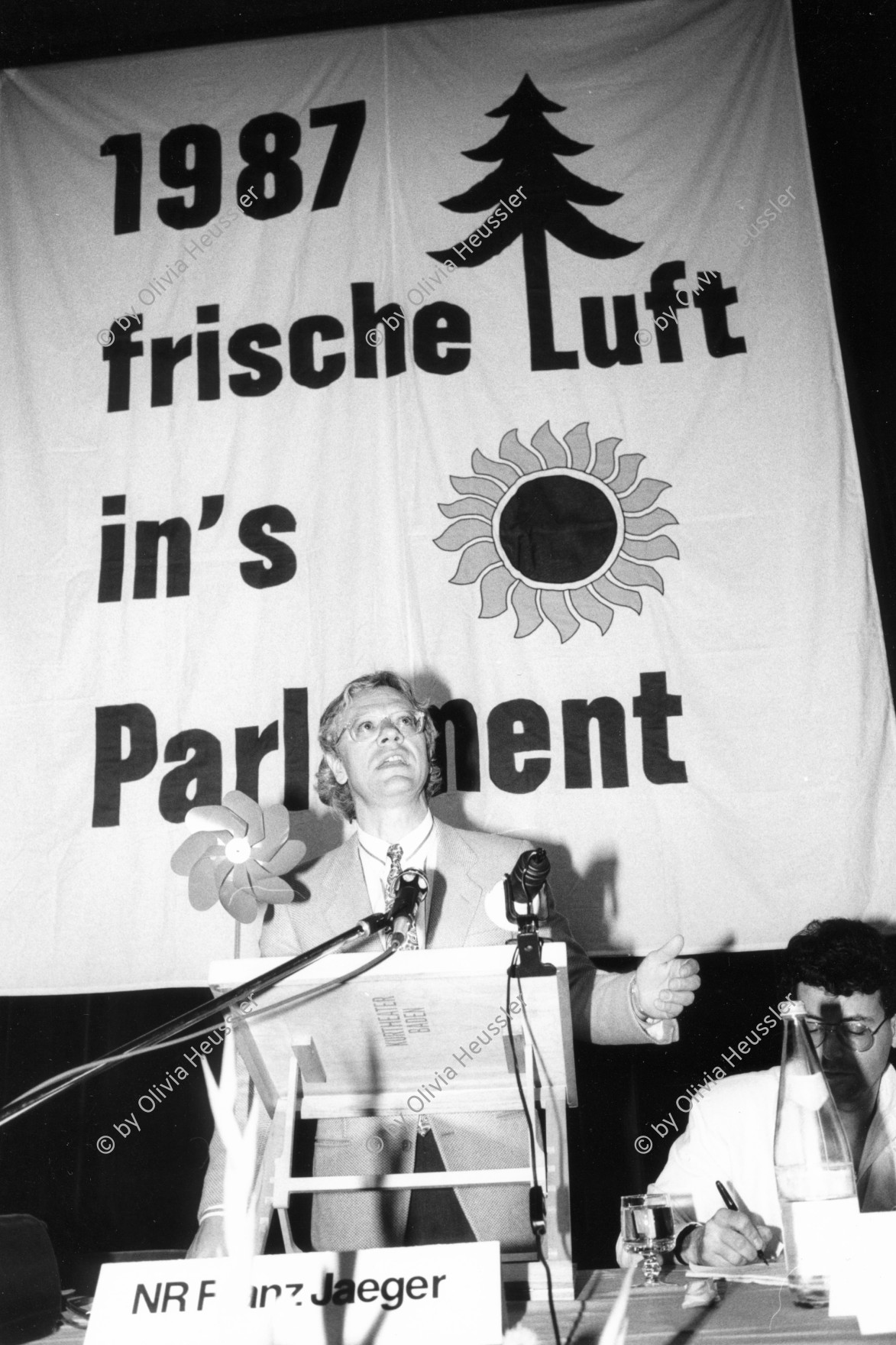 Image of sheet 19870160 photo 3: frtsg. 870150 NR Nationalrat LDU Landesring der Unabhängigen Nationalrat Prof. Franz Jäger Parteitag Baden. NOK Gebäude. Baden Schweiz Switzerland swiss politics portrait √ Member of swiss parliament

Franz Jaeger (* 4. Dezember 1941 in St. Gallen) ist ein Schweizer Ökonom und Politiker. Er ist emeritierter Professor für Wirtschaftspolitik an der Universität St. Gallen. Von 1989 bis 2007 amtierte er dort als Direktor des Forschungsinstitutes für Empirische Ökonomie und Wirtschaftspolitik, seit 2008 ist er Akademischer Direktor an der Executive School of Management, Technology and Law der Universität St. Gallen.