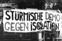 Image of sheet 19870170 photo 21: Demonstration gegen Isolationshaft im Zusammenhang mit dem Ausbrecherkönig Walter Stürm.
Walter Stürm (* 4. August 1942 in Goldach, Kanton St. Gallen; † 13. September 1999 in Frauenfeld, Kanton Thurgau) war in den 1970er- bis 1990er-Jahren als Ausbrecherkönig einer der bekanntesten Schweizer.
'Stürmische Demo gegen Isolation' 'Gegen Trakte'. Freiheit aller Gefangenen. Demonstration in Zürich 1987 √ protest Swiss Schweiz Switzerland Europe