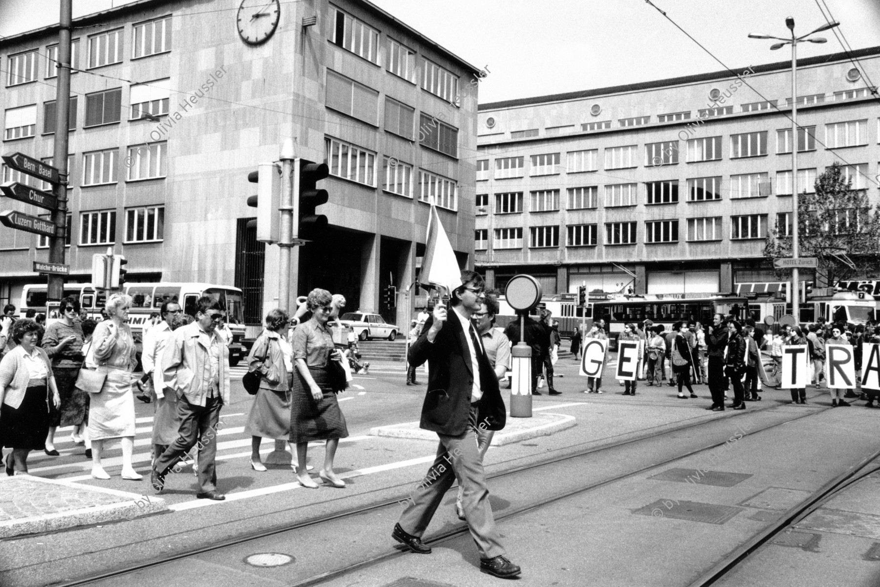 Image of sheet 19870170 photo 22: geführte Touristen Ferien gruppe marschiert an der Walchestrasse vor der Demonstration gegen Isolationshaft im Zusammenhang mit dem Ausbrecherkönig Walter Stürm.
Walter Stürm (* 4. August 1942 in Goldach, Kanton St. Gallen; † 13. September 1999 in Frauenfeld, Kanton Thurgau) war in den 1970er- bis 1990er-Jahren als Ausbrecherkönig einer der bekanntesten Schweizer.
'Stürmische Demo gegen Isolation' 'Gegen Trakte'. Demonstration in Zürich 1987 √ Protest Swiss Schweiz Switzerland Europe Kreis 1 eins