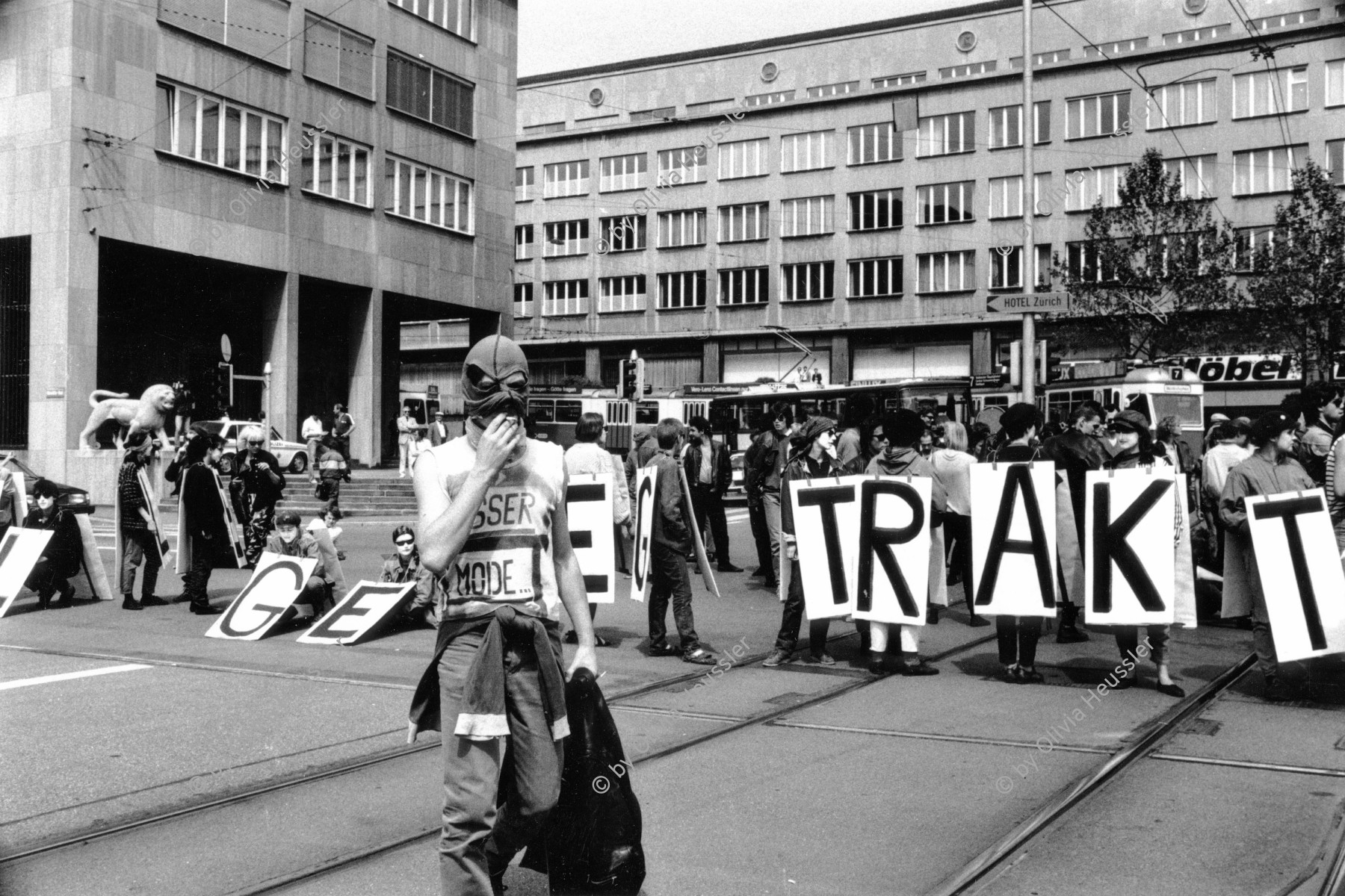 Image of sheet 19870170 photo 24: Während einer Demonstration an der Walchestrasse Protest gegen Isolationshaft und Trackte für Walter Stürm. Zürich, 1987 √ Schweiz 

Walter Stürm (* 4. August 1942 in Goldach, Kanton St. Gallen; † 13. September 1999 in Frauenfeld, Kanton Thurgau) war in den 1970er- bis 1990er-Jahren als Ausbrecherkönig einer der bekanntesten Schweizer.