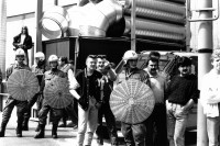 Image of sheet 19870170 photo 27: Demonstration gegen Isolationshaft im Zusammenhang mit dem Ausbrecherkönig Walter Stürm.
Walter Stürm (* 4. August 1942 in Goldach, Kanton St. Gallen; † 13. September 1999 in Frauenfeld, Kanton Thurgau) war in den 1970er- bis 1990er-Jahren als Ausbrecherkönig einer der bekanntesten Schweizer.
'Stürmische Demo gegen Isolation' 'Gegen Trakte'. Freiheit aller Gefangenen. Asylanten grüssen aus Kaserne. Teddys grüssen mit Fuck you Stinkefinger Zeichen hinter Grenadieren hervor. Polizei mit Helm von hinten. Beamten an einer Demonstration in Zürich 1987 √ Police helmet Switzerland Schweiz Swiss street protest