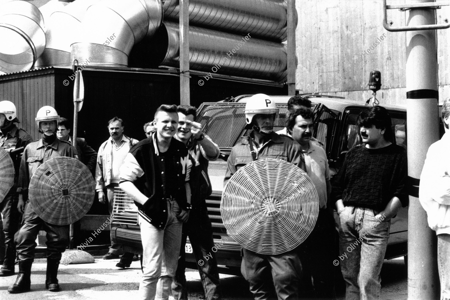 Image of sheet 19870170 photo 28: Demonstration gegen Isolationshaft im Zusammenhang mit dem Ausbrecherkönig Walter Stürm.
Walter Stürm (* 4. August 1942 in Goldach, Kanton St. Gallen; † 13. September 1999 in Frauenfeld, Kanton Thurgau) war in den 1970er- bis 1990er-Jahren als Ausbrecherkönig einer der bekanntesten Schweizer.
'Stürmische Demo gegen Isolation' 'Gegen Trakte'. Freiheit aller Gefangenen. Asylanten grüssen aus Kaserne. Teddys grüssen mit Fuck you Stinkefinger Zeichen hinter Grenadieren hervor. Polizei mit Helm von hinten. Beamten an einer Demonstration in Zürich 1987 √ Police helmet Switzerland Schweiz Swiss street protest youth man men young