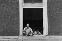 Image of sheet 19870170 photo 30: In einem Durchgangszentrum für Asylanten Einwanderer Innen Kaserne. Zürich 05.87 1987 √ Kreis vier 4 Schweiz swiss Switzerland Europe Asylum seekers refugees men