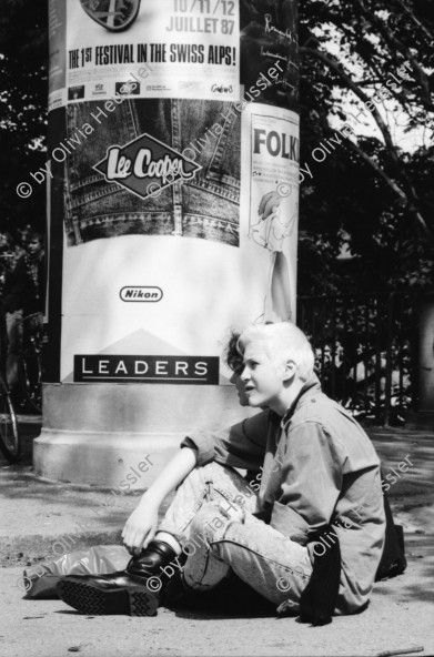 Image of sheet 19870170 photo 32: Jugendliche vor Littfasssäule mit Lee Cooper und Nikon Werbung, Zürich 1987.