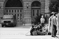Image of sheet 19870170 photo 33: Demonstration gegen Isolationshaft im Zusammenhang mit dem Ausbrecherkönig Walter Stürm, vor Kaserne in Zürich, 1987.