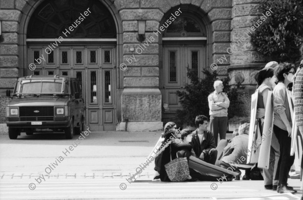 Image of sheet 19870170 photo 33: Demonstration gegen Isolationshaft im Zusammenhang mit dem Ausbrecherkönig Walter Stürm, vor Kaserne in Zürich, 1987.