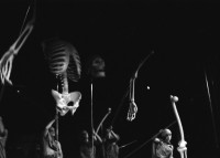 Image of sheet 19870190 photo 27: Zirkus Theater Federlos mit Skeletts, Rote Fabrik, Zürich 1987.