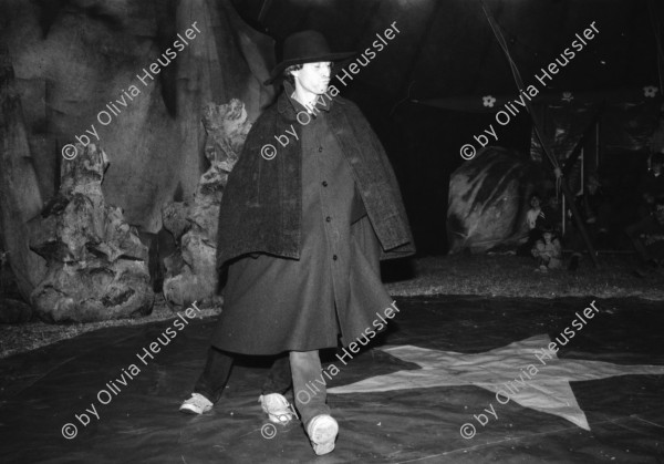 Image of sheet 19870190 photo 3: frtsg. 870180 Zirkus Theater Federlos mit Skelett.