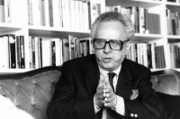 Image of sheet 19870211 photo 17: frtsg. 870210 Portrait Schriftsteller Johannes Mario Simmel.
Johannes Mario Simmel (7 April 1924 – 1 January 2009) was an Austrian writer.

He was born in Vienna and grew up in Austria and England. He was trained as a chemical engineer and worked in research from 1943 to the end of World War II. After the end of the war, he worked as a translator for the American military government and published reviews and stories in the Vienna Welt am Abend. Starting in 1950, he worked as a reporter for the Munich illustrated Quick in Europe and America.