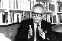 Image of sheet 19870211 photo 18: frtsg. 870210 Portrait Schriftsteller Johannes Mario Simmel.
Johannes Mario Simmel (7 April 1924 – 1 January 2009) was an Austrian writer.

He was born in Vienna and grew up in Austria and England. He was trained as a chemical engineer and worked in research from 1943 to the end of World War II. After the end of the war, he worked as a translator for the American military government and published reviews and stories in the Vienna Welt am Abend. Starting in 1950, he worked as a reporter for the Munich illustrated Quick in Europe and America.