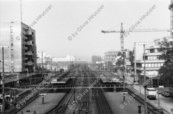 Image of sheet 19870213 photo 12: frtsg. 870212 Portrait Schrifsteller Johannes Mario Simmel. Zürichsee, Schafe, Zug Geleise von Europabrücke. Nordmende Schild Zug mit Lockomotive 
Transport Schweiz Switzerland 1987 culture