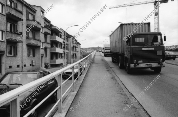 Image of sheet 19870213 photo 13: frtsg. 870212 Portrait Schrifsteller Johannes Mario Simmel. Zürichsee, Schafe, Zug Geleise von Europabrücke. Nordmende Schild Zug mit Lockomotive 
Transport Schweiz Switzerland 1987 culture